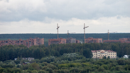 Obraz premium A city with a lot of buildings and trees in the background