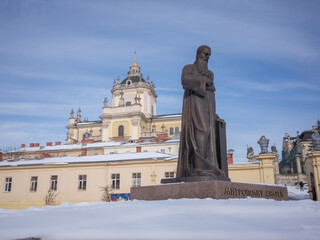 Obraz premium Statue of Pre bishop Andrei Sheptzsky in fornt of St. Jura cathedral in lviv old city