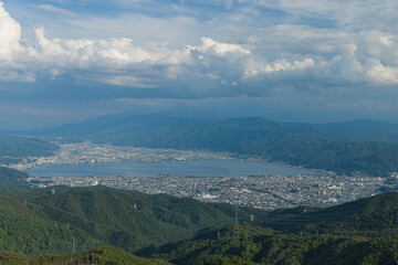 日本　長野県岡谷市と塩尻市の境にある高ボッチ山の高ボッチ高原　見晴らしの丘から眺める諏訪湖
