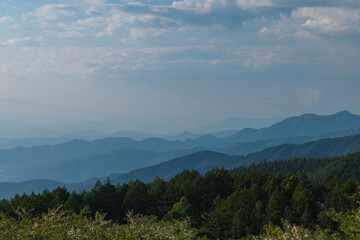 Fototapeta premium 日本 長野県岡谷市と塩尻市の境にある高ボッチ山の高ボッチ高原から見える山のグラデーション