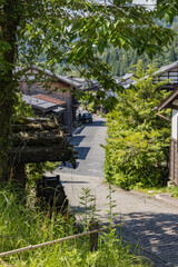 日本　長野県木曽郡南木曽町にある中山道の宿馬町、妻籠宿の町並みと水車小屋