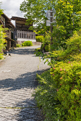 Obraz premium 日本 長野県木曽郡南木曽町にある中山道の宿馬町、妻籠宿の町並みと高札場