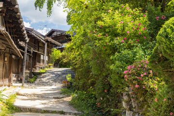日本　長野県木曽郡南木曽町にある中山道の宿馬町、妻籠宿の町並み