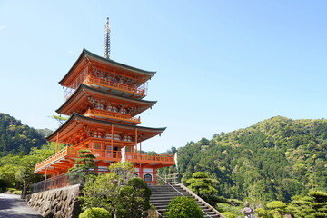 和歌山　青岸渡寺三重塔と那智大瀧