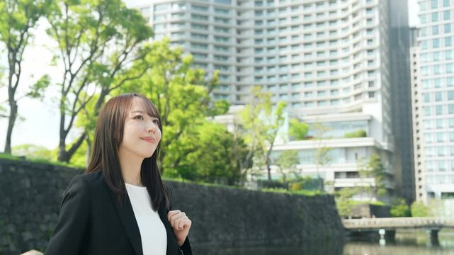 街を歩く女性ビジネスパーソン