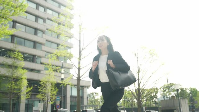 都市を全力疾走する女性ビジネスパーソン