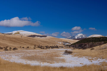 積雪の少ない踊り場湿原から望む冠雪した車山と蓼科山