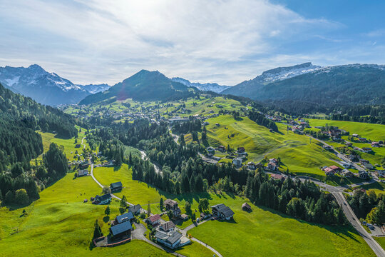Idyllische Herbststimmung im Kleinwalsertal bei Riezlern, Ausblick auf Hrischegg