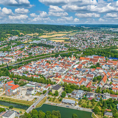 Kelheim in Niederbayern an der Mündung der Altmühl (Main-Donau-Kanal) in die Donau von oben