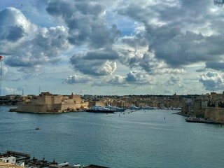 Naklejka premium Panoramic view of Valletta and the old port, Malta on a cloudy day.