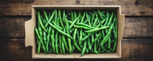Obraz premium Fresh green beans in a cardboard box