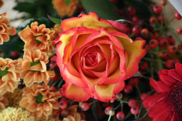 Blumenstrauss herbstlich mit Rose und Chraysanthemen in Orange
