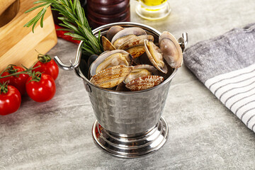 Raw vongole clams for cooking © Andrei Starostin