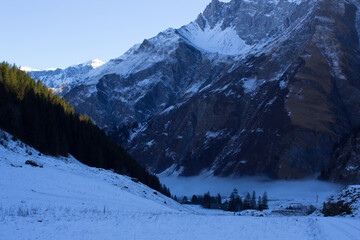 Obraz premium Mountain covered in the first snow of the year