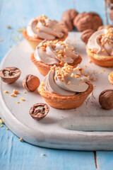 Sweet mini tartlets made of walnuts and cream.