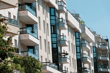 Un bel immeuble design éclairé par temps ensoleillé avec ciel bleu