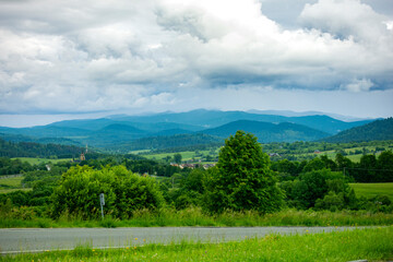 Bieszczady góry las drzewa dolina niebo chmury wiosna lato pochmurnie burza