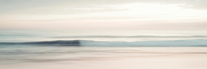 Fototapeta premium Sanfte Wellen im Morgenlicht