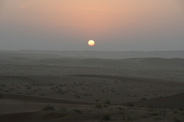 Lever de soleil dans le d&eacute;sert d'Arabie