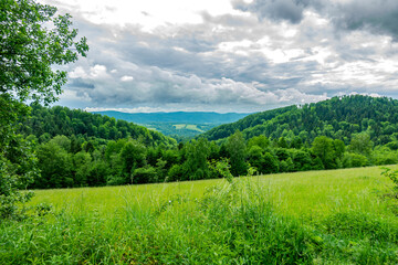 Obraz premium Bieszczady góry las drzewa łąka polana pole dolina niebo chmury wiosna lato pochmurnie burza