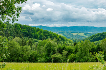 Bieszczady góry las drzewa łąka polana pole dolina niebo chmury wiosna lato pochmurnie burza