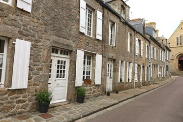 Rue bordée de maisons typiques, village de Barfleur, département de la Manche, France