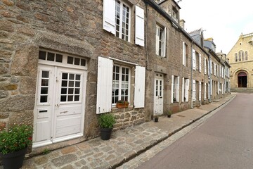 Rue bordée de maisons typiques, village de Barfleur, département de la Manche, France