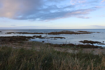 Le littoral le long de la mer Manche, village de Barfleur, département de la Manche, France