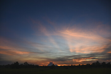 Obraz premium Orange sky with clouds at sunset