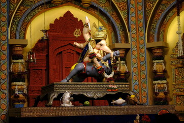 Obraz premium 07 September 2024, Pune, Maharashtra, India, Beautiful idol of Lord Ganesh installed by Bhausaheb Rangari Ganpati during Ganesh festival 2024.