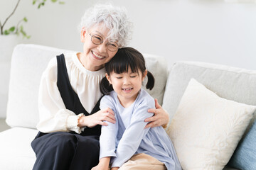 女の子とおばあさんのツーショット　ファミリーイメージ