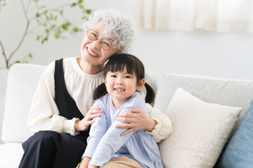 女の子とおばあさんのツーショット　ファミリーイメージ