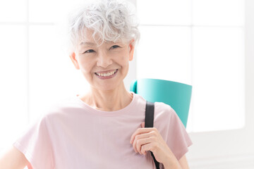 ヨガをするシニア女性　健康イメージ