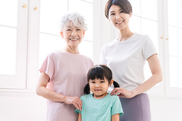 Fototapeta premium スポーツウェアを着ている3人の女性 スポーツイメージ