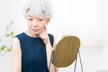 スキンケアをするシニア女性　ビューティイメージ