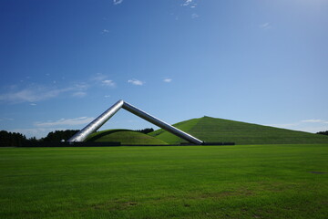 札幌モエレ沼の三角オブジェが青空を映す
