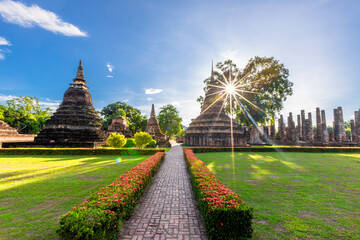 Obraz premium Background atmosphere inside the important historical tourist attraction Sukhothai Historical Park,foreign tourists from all over the world like to bring their children study history during holiday.