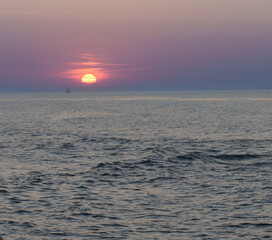 Obraz premium Serene sunset at the shoreline in Kolobrzeg, Kołobrzeg