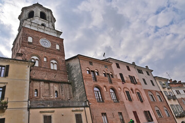 Obraz premium Savigliano, antiche case e palazzi di Piazza Santarosa - Cuneo, Piemonte