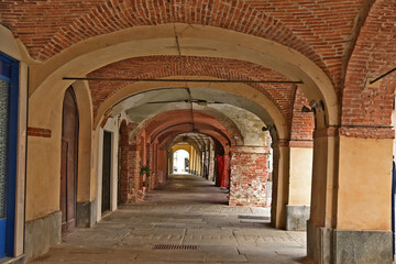 Naklejka premium Savigliano, i portici delle vie del centro storico - Cuneo, Piemonte