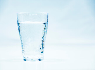 グラスに注がれた冷たくて美味しそうな水