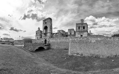 Ruiny rezydencji pałacowej Krzyżtop&oacute;r, pozostałości rezydencji magnackiej z XVII wieku, Polska.