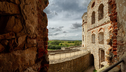 Fototapeta premium Ruiny rezydencji pałacowej Krzyżtopór, pozostałości rezydencji magnackiej z XVII wieku, Polska.
