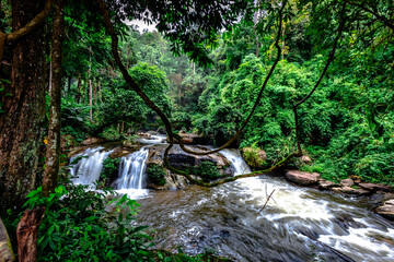 Obraz premium The natural background of the evening twilight, the colorful sky inside Sukhothai Historical Park, a tourist attraction that Europeans always visit.