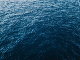 Obraz premium Aerial View of the Open Ocean with Subtle Wave Patterns