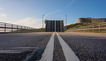 Obraz premium Bascule bridge opening on a summer evening.