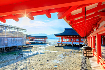 夏の嚴島神社　干潮時　広島県廿日市市　Itsukushima Shrine in summer. At low tide....
