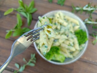 Makaron z ziołami, brokułami i sosem serowym © Kinga