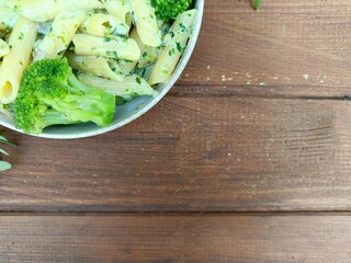 Makaron z ziołami, brokułami i sosem serowym © Kinga