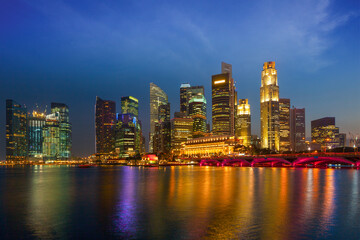 Naklejka premium Singapore skyline and Marina Bay in evening